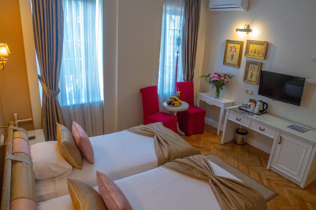 Elegance Single Room with City or Sea view