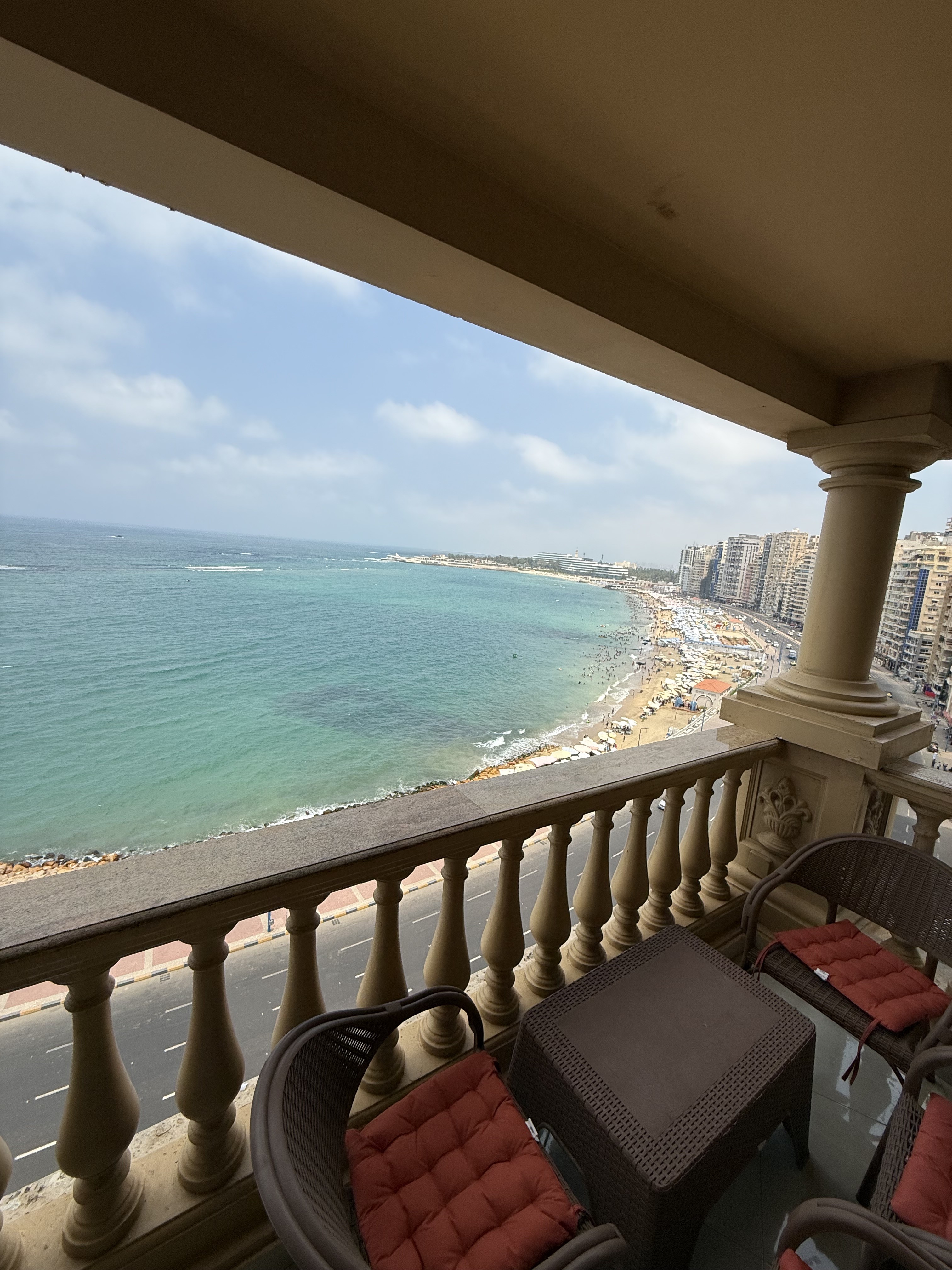 شقة ثلاث غرف نوم اطلالة مباشرة للبحر كود 901 VIP