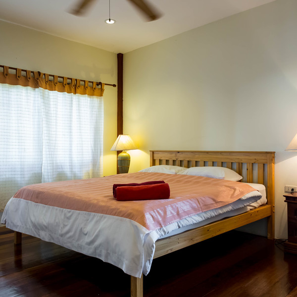 TH: 2 bd house on the beach