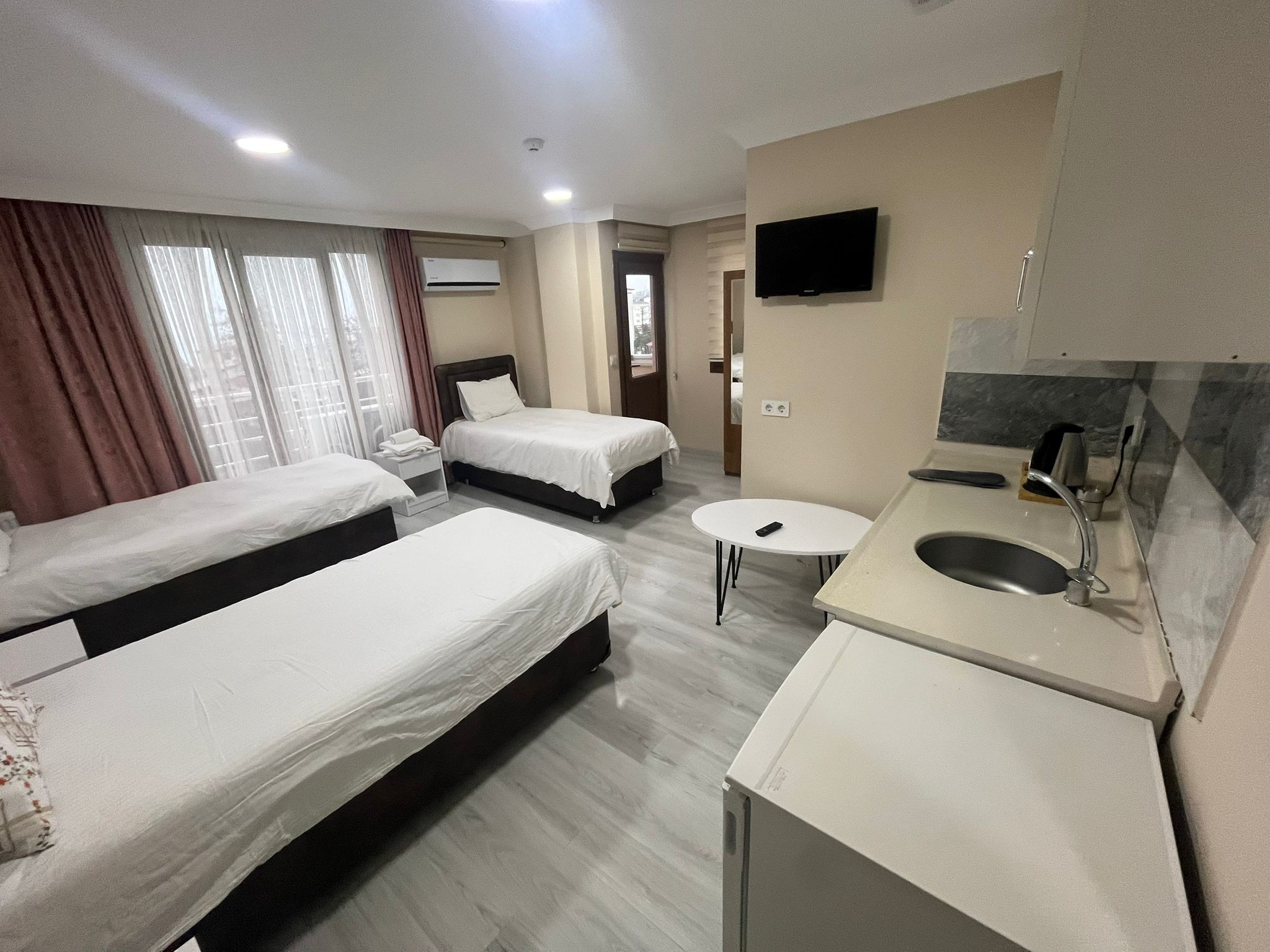 Twin Room *İki Tek Kişilik Oda*