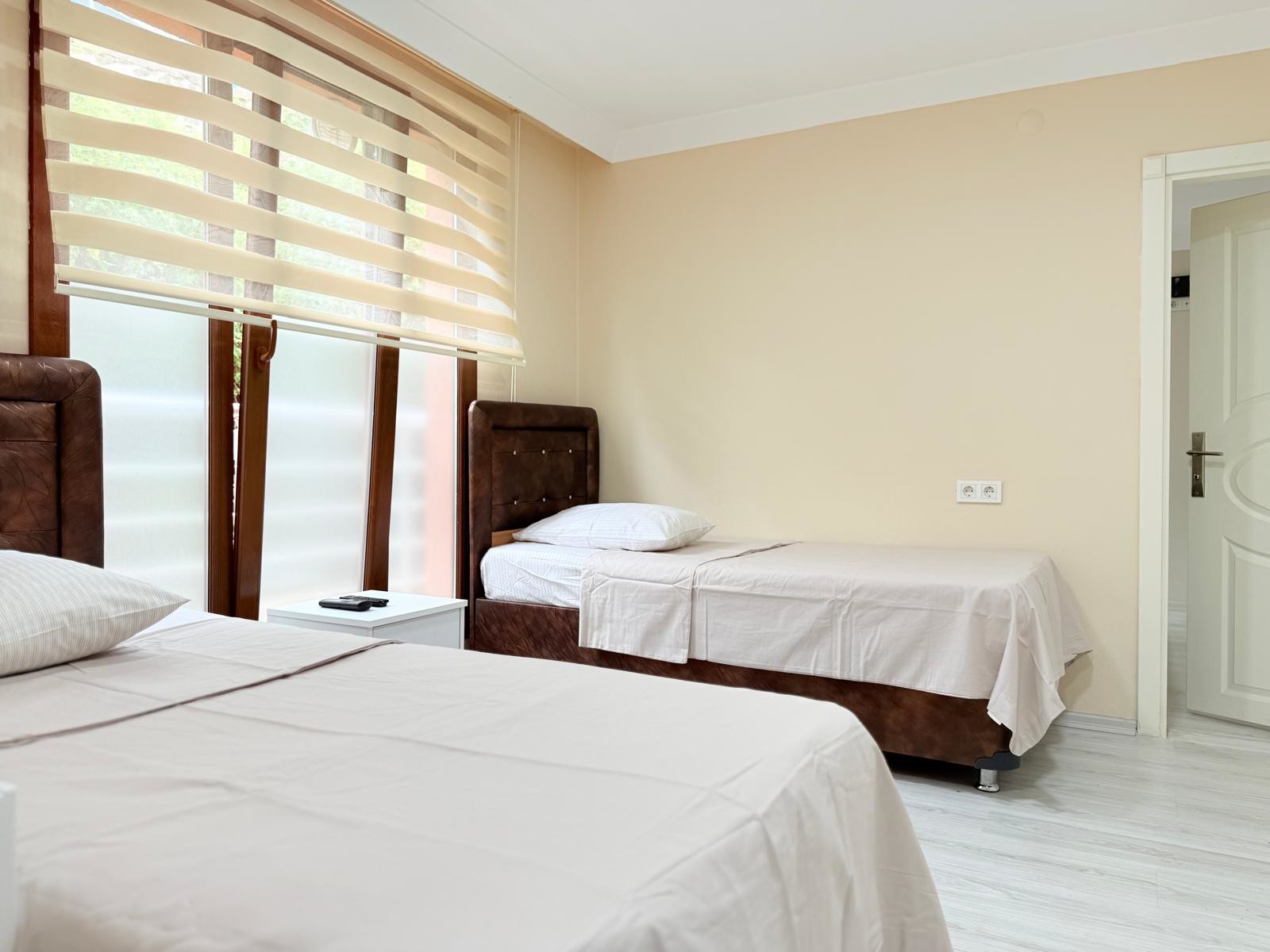 Quad Room *İki Tek Bir Çift Kişilik Oda*