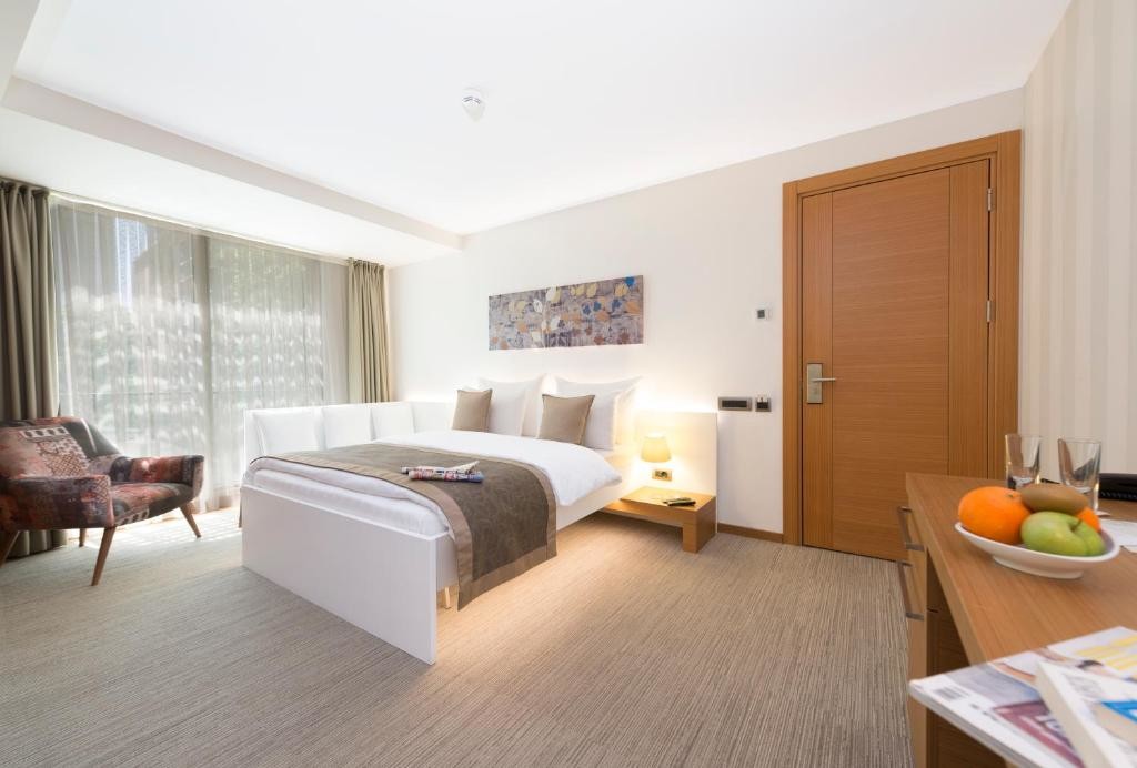 Superior King Room with City View